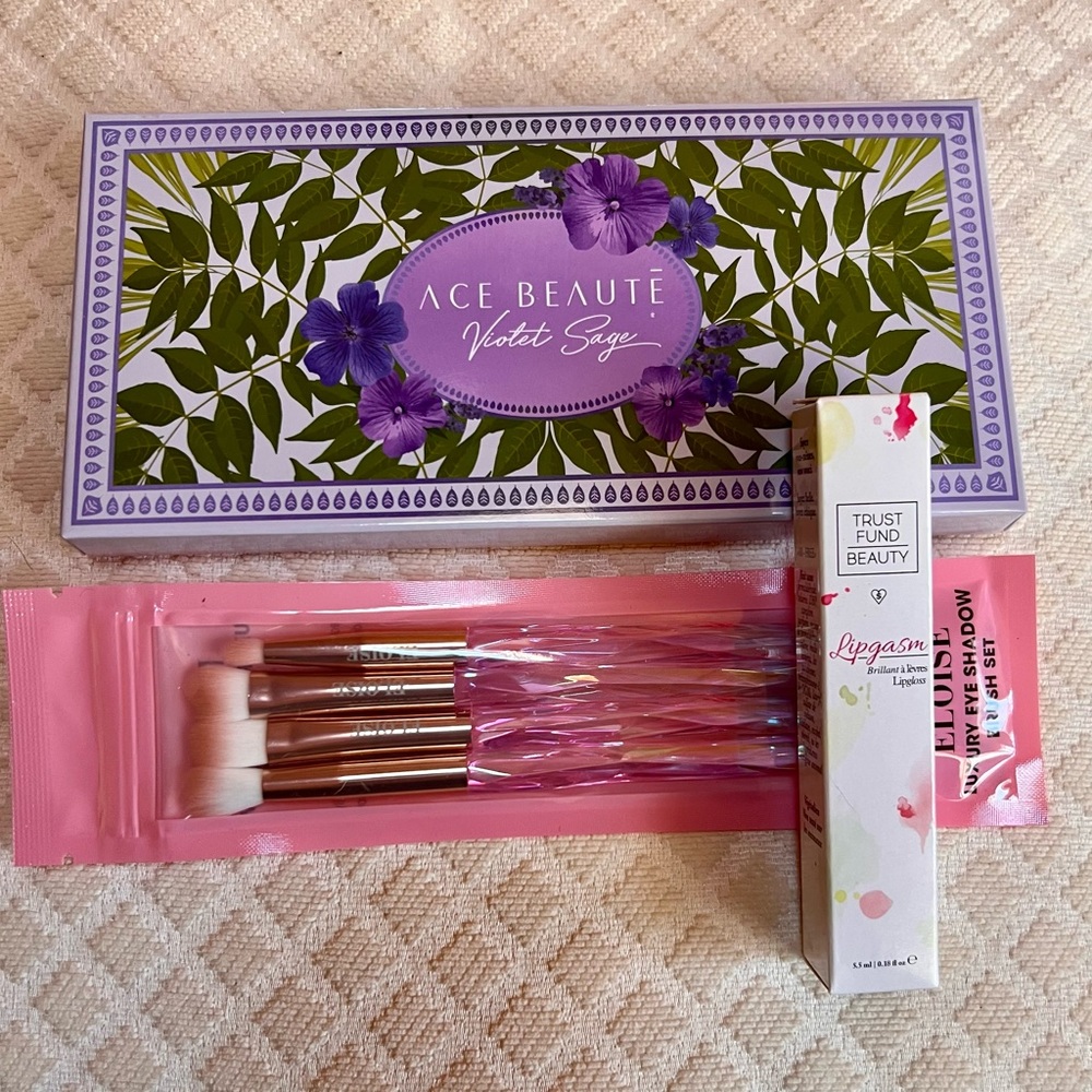 Beauty Lot-Eyeshadow Palette Eyeshadow Brushes Lipstick New in Box
